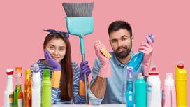 На фото девушка и парень в окружении емкостей с чистящими средствами для уборки