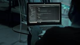 Мужчина работает за компьютером