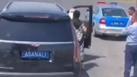 Внедорожник стоит на дороге в Кызылординской области