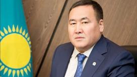 Кайрат Уразбаев сидит за рабочим столом