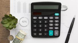 Калькулятор и ручка для подсчета кварплаты