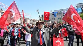 Мужчина с флагом Турции