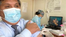 Нариман Табынбаев получает вакцину