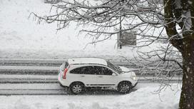 Машина едет по снегу