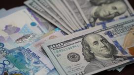 Купюры валют разных стран лежат на столе