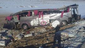 Автобус, перевернувшийся на трассе в Карагандинской области