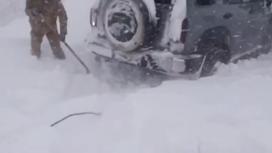 Машина застряла в снегу