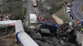 Место столкновения поездов в Греции