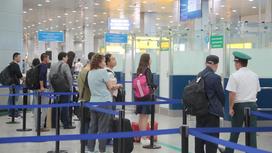 Люди стоят в очереди для прохождения паспортного контроля