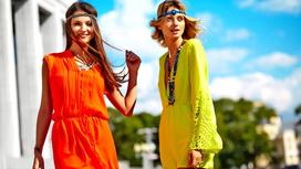 Девушки в ярких платьях и повязках на голове в стиле 1970-х годов