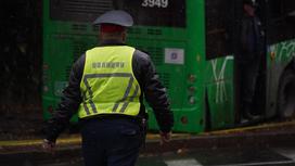 Алматыда автобустардың соқтығысуынан жол апаты болған жерде жүрген полицей