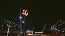 Ресторан McDonald's ночью