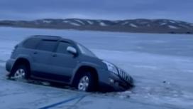 Машина, провалившаяся под лед