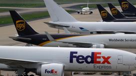 Самолеты FedEx стоят в ряд