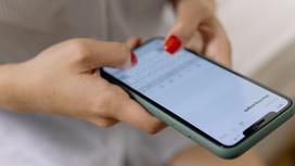 Женщина держит в руках телефон Женщина держит в руках телефон