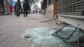 Разбитые витрины на улицах Алматы