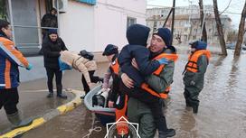 Жителей подтопленных домов в Кокшетау эвакуируют на лодках
