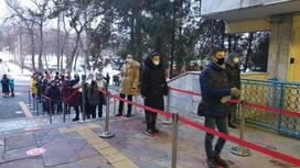 студенты стоят в очереди на ЕНТ в Алматы