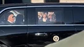 Байден в бронированном автомобиле направляется на похороны Елизавкты II