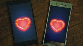 Телефоны с сердцами лежат на столе