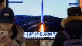 Запуск ракеты КНДР на экране телевизора в Йонсане