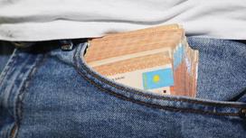 Пачка банкнот в кармане джинсов