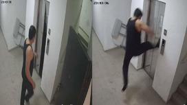 Мужчина ногой выбивает дверь лифта