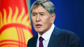 Алмазбек Атамбаев на фоне флага Кыргызстана