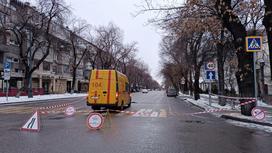 Машина АО "КазТрансГаз Аймак" едет по дороге в Алматы