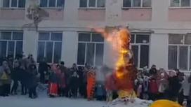Сожжение чучела во дворе школы
