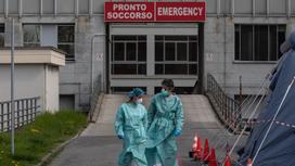 Двое врачей в масках вышли из больницы