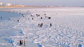 Жители Актау гуляют на замерзшем Каспии