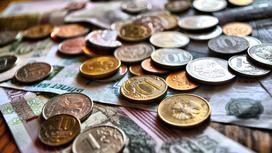 Рублевые монеты и банкноты лежат на столе