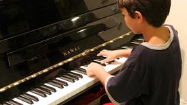 Мальчик играет на пианино
