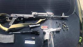 Ружье, пистолет и патроны на багажнике авто
