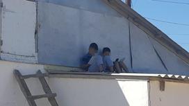 Дети залезли на крышу, чтобы отправить домашнее задание в Атырауской области