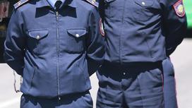 Двое полицейских в форме
