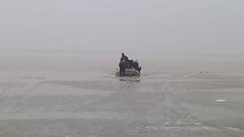 Люди на воде в Жамбылской области