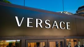 Вывеска магазина Versace