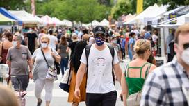 Люди в медицинских масках идут по улице