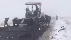 Асфальт укладывали в снегопад в Алматинской области