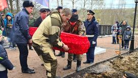 Гроб с останками солдата спускают в могилу