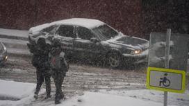 Люди на улице в снег