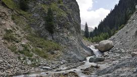 Небольшая речка в горах Алматы