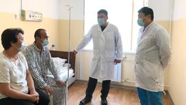 Врачи разговаривают с пациентами в Шымкенте