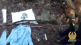 Найденные в тайнике оружие, боеприпасы и рубашка