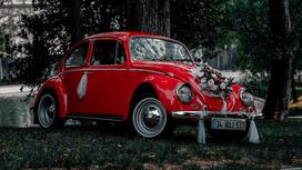 Красная свадебная машина