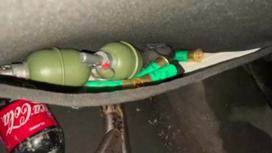Два муляжа гранаты лежат в сумке переднего сиденья автомобиля