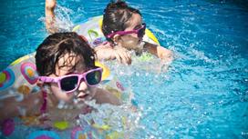 Дети в очках плавают в бассейне