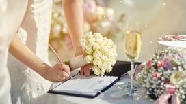 Невеста ставит подпись в документах